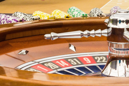 Daniel Noboa insiste en que la Corte Constitucional califique la pregunta sobre el retorno de los casinos a Ecuador.