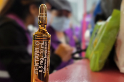 Entre los medicamentos decomisados frente al hospital de Durán, se encontraron ampollas de fentanilo, un potente opioide que puede causar sobredosis si se utiliza de manera indebida.