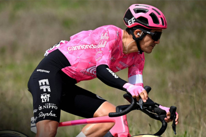 Richard Carapaz continúa con las competencias en Italia.