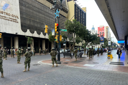 La calle 9 de octubre amaneció militarizada por la marcha convocada por el presidente Daniel Noboa.