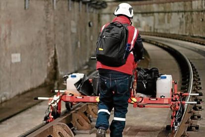 El Metro de Quito dice que este es un equipo de auscultación por ultrasonido automático.