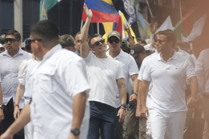 El presidente Daniel Noboa encabezó la marcha ciudadana en Guayaquil, escoltado por autoridades y fuerzas militares.