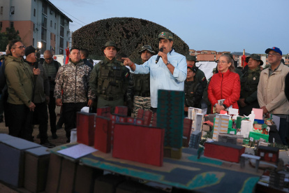 Nicolás Maduro (c), hablando junto al ministro del Poder Popular para la Defensa, Vladimir Padrino López (i), este 11 de septiembre de 2025, en Venezuela.