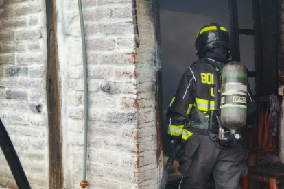 Imagen referencial del sofocamiento de un incendio. El Cuerpo de Bomberos de Quito acudieron a la vivienda abandonada y apagaron las llamas.
