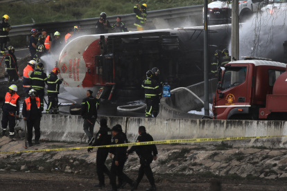 Bomberos controlan un incendio luego del accidente de un camión de gas, en Ciudad de México (México).