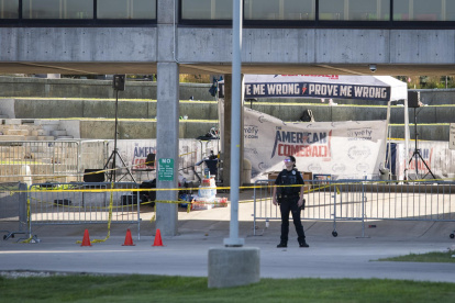 Un oficial de policía se encuentra en el patio donde Charlie Kirk, director ejecutivo y cofundador de la organización juvenil conservadora Turning Point USA.