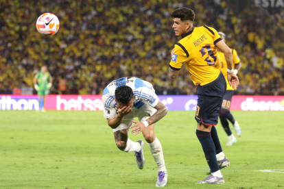 Piero Hincapié (i) de Ecuador disputa el balón con Nicolás González de Argentina en el estadio Monumental.