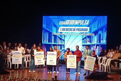 El presidente Daniel Noboa visitó Cuenca para la entrega de becas para estudiantes de maestrías.