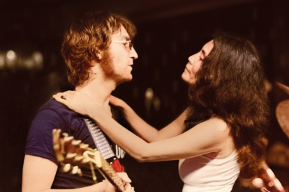 John Lenon con Yoko Ono en el concierto benéfico One to One en el Madison Square Garden, el primero y único que ofreció en solitario luego de dejar The Beatles.