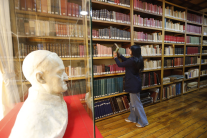 Dieciocho fondos con 500,000 archivos, 30,000 fotografías y 400,000 libros reposan en la biblioteca.