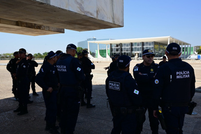 Agentes de la Policía Militar hacen guardia frente al Supremo Tribunal Federal (STF) en Brasilia, durante el juicio del expresidente brasileño Jair Bolsonaro.