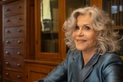 La ciencia explica por qué el cabello gris es diferente. Descubre los protocolos basados en investigación dermatológica