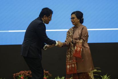 El nuevo ministro de Finanzas, Purbaya Yudhi Sadewa (izq.), tomó el relevo de su predecesora, la veterana política Sri Mulyani Indrawati (dcha.).