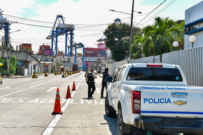 Los policías permanecen en la UPC que está cerca de la entrada de este puerto en Guayaquil.