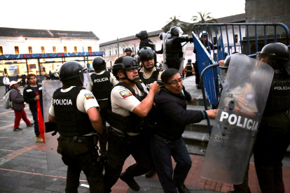 En la Plaza de Santo Domingo hubo varios incidentes con los manifestantes.