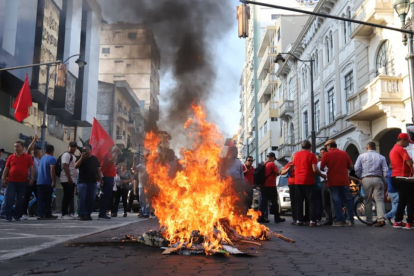 Marchistas quemaron monigote del presidente Daniel Noboa.