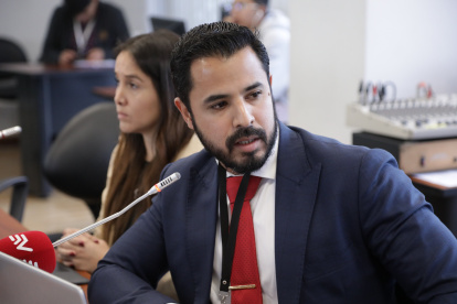 El 1 de marzo de 2024, Andrés Alprecht (d), entonces subsecretario de Planificación y Economía de Defensa en su comparecencia ante la Comisión de Régimen Económico de la Asamblea.