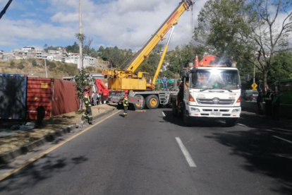 Una grúa telescópica llegó al sector de Puengasí, para remover el tráiler que se volcó en la avenida Simón Bolívar.