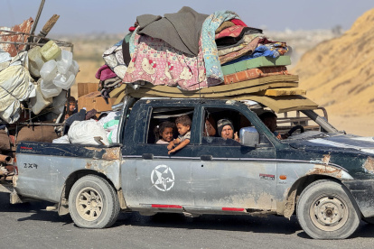 Miles de personas se desplazan desde la ciudad de Gaza hacia el sur de la Franja de Gaza, tras las órdenes de evacuación forzosa israelíes.