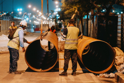 La noche del pasado 11 de septiembre, llegaron nueve estructuras metálicas de 12 metros, conocidas como camisas para pilotes, que servirán para la cimentación de la obra.