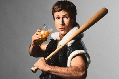 El actor Glen Powell presta su imagen para una serie de fotos en revista estadounidense GQ.