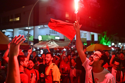 Personas celebran la condena al expresidente de Brasil Jair Bolsonaro durante la transmisión del juicio, en Brasilia (Brasil).
