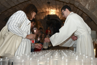 Los palentinos renuevan la tradición de beber el agua bendita de la cripta visigótica de San Antolín, en el día del patrón de la ciudad.