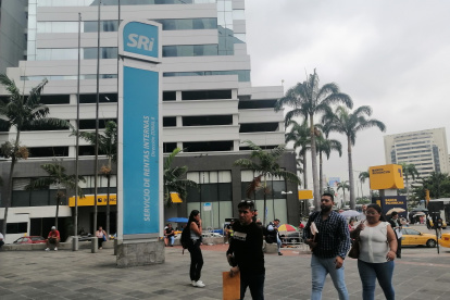 Ciudadanos en el exterior de la oficina del Servicio de Rentas Internas en Guayaquil.