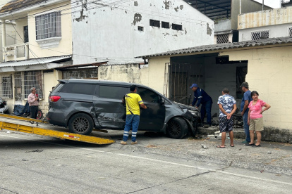 Un vehículo se impactó contra un inmueble en la ciudadela Guayacanes, en el norte de Guayaquil, este viernes 12 de septiembre.