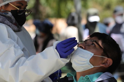 Los sospechosos de portar el virus se deben realizar la prueba del hisopado