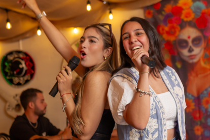 Las mujeres buscan, cada vez más, espacios que oferten la tendencia de karaoke despecho.