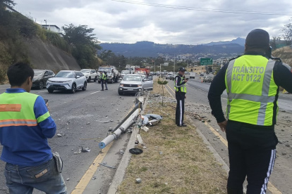 El camión mediano primero se impactó contra un poste.