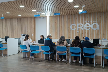 Socios de la Cooperativa CREA asisten a realizar preguntas sobre sus valores pendientes de pago en la oficina central de Cuenca.