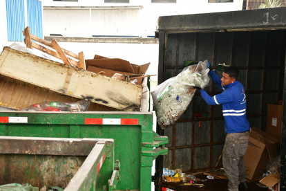 Diariamente, 1.800 operarios mantienen limpia la ciudad de Guayaquil.