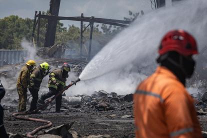 Bomberos intentan controlar un incendio tras la explosión de una fábrica de fuegos artificiales este 11 de septiembre de 2025, en San Francisco (Venezuela)