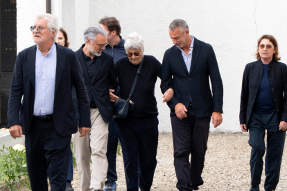 Rosanna Armani, hermana del diseñador de moda, camina apoyada por su hijo Andrea Camerana y Michele Tacchella, director comercial de la firma, en el cementerio de Rivalta di Gazzola, provincia de Piacenza, donde fueron llevadas las cenizas del creativo.