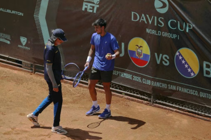 Andrés Andrade (d) durante una de las últimas prácticas junto al capitán Raúl Viver.