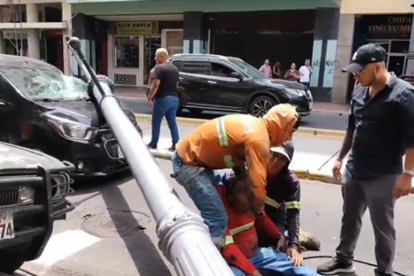 El poste de luz cayó sobre un vehículo particular.