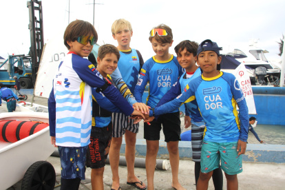 El ecuatoriano (tercero desde la izquierda) junto a otros integrantes  del equipo en el regional en Salinas.