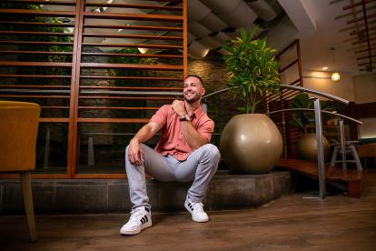 Es director técnico del equipo naranja de Combate.