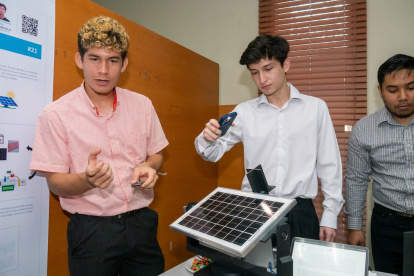 Jean Carlos Thomé y Patricio Vásquez prueban su panel solar capaz de moverse al detectar luz.