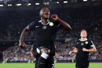 Moisés Caicedo celebró su primer gol con Chelsea en la temporada 2025/2026 en Premier League.