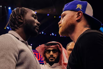 Canelo Álvarez y Terence Crawford (i) en el careo previo al combate de box.