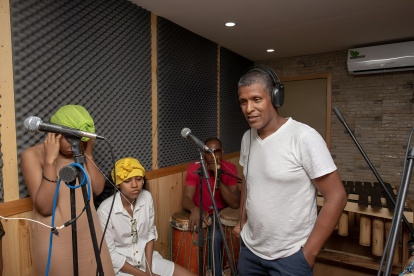 Gestor. Larry grava uno de sus discos en una cabina de música.