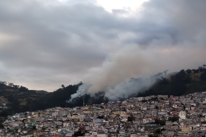 La mañana de este sábado continúan con los trabajos para sofocar el fuego.