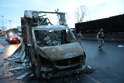 Integrantes del Ejercito mexicano resguardan la zona del accidente de un camión de gas este miércoles, en la Ciudad de México (México). Las autoridades mexicanas informaron este jueves que la cifra de fallecidos por la explosión de una pipa de gas ocurrida en Iztapalapa, en el sur de la capital mexicana, se elevó a seis mientras que los heridos en estado crítico son 23. EFE/ Mario Guzmán