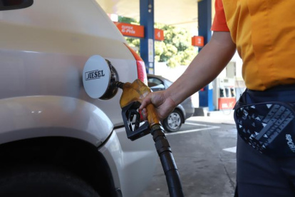 El diésel sube de precio en el Ecuador y hay reclamos de los gremios.