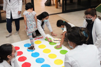 Estudiantes de Fisioterapia aplican sus conocimientos en escenarios reales, consolidando competencias clínicas y un profundo compromiso social.