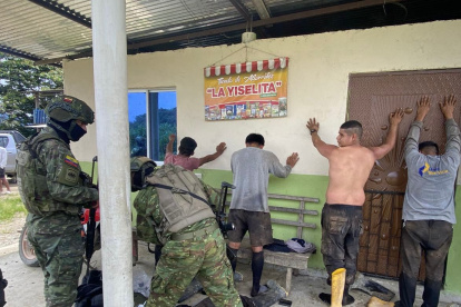 Los presuntos miembros del grupo criminal fueron detenidos por militares ecuatorianos.