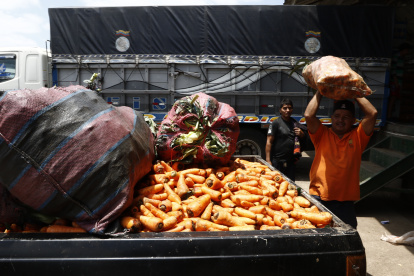 El transporte del alimento en el mercado de Montebello, en Guayaquil.